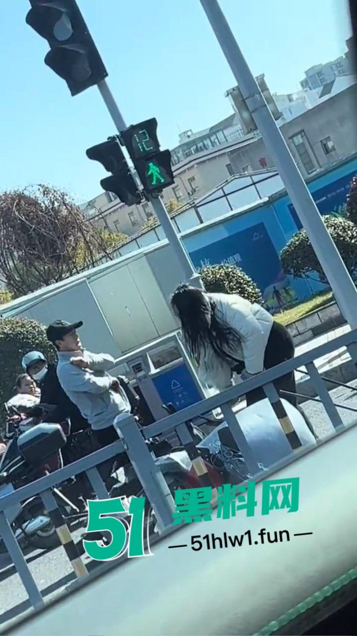 宁波街头闹剧吵架吵到电瓶车上，宁波一对男女疯鞭打电瓶车 这是吵架还是电瓶车得罪了谁？-3