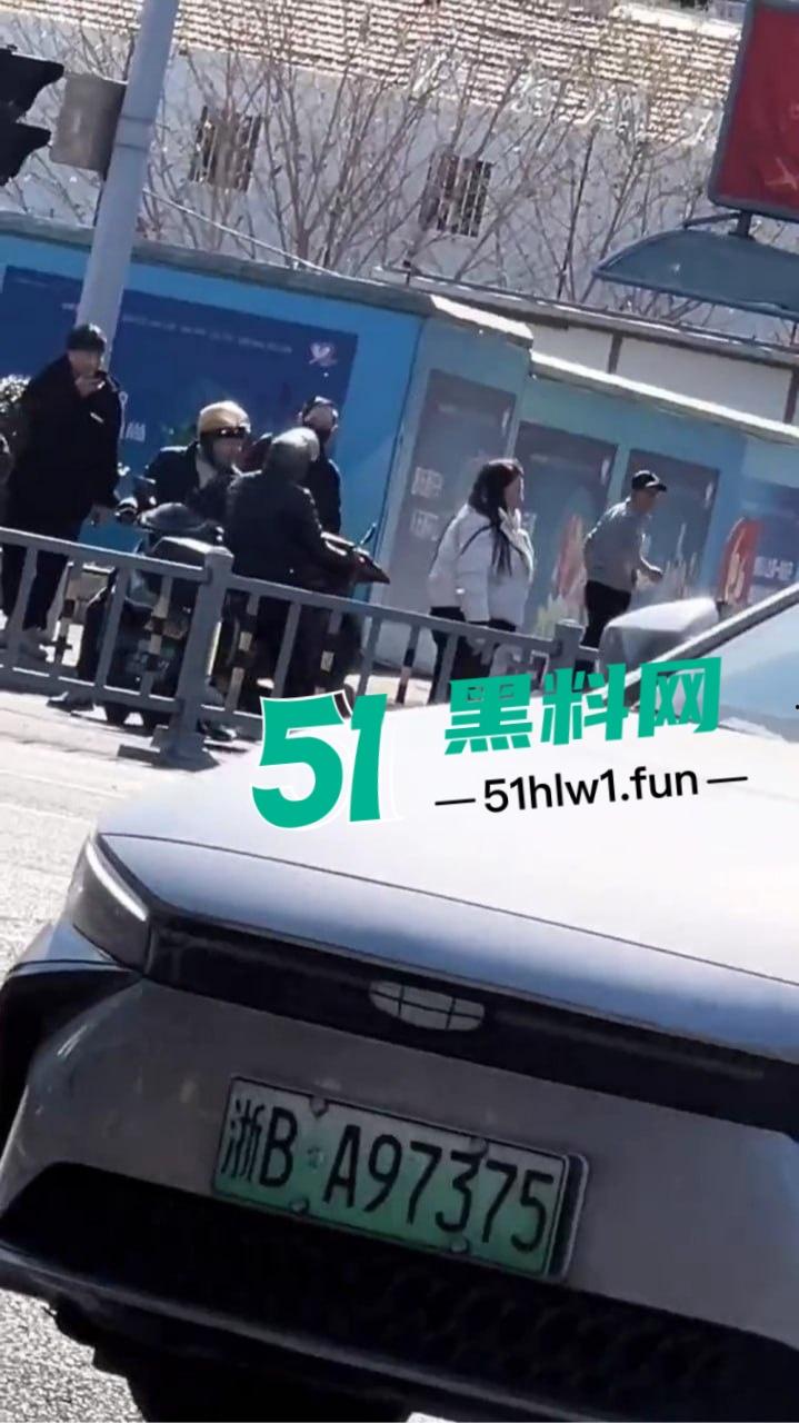 宁波街头闹剧吵架吵到电瓶车上，宁波一对男女疯鞭打电瓶车 这是吵架还是电瓶车得罪了谁？-7