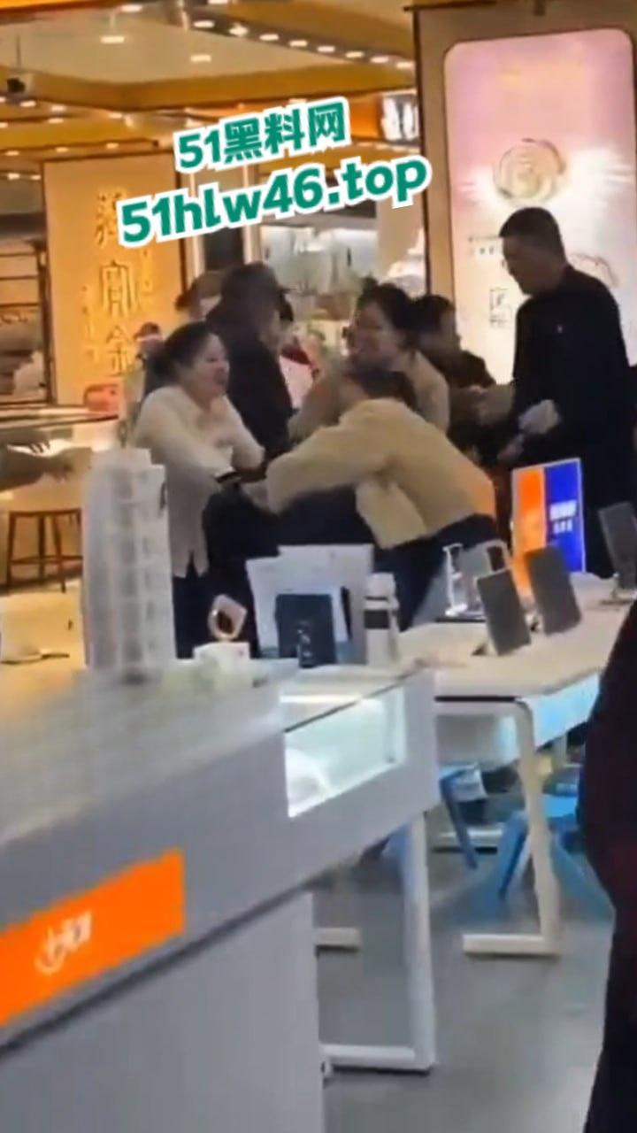 河北衡水捉奸现场,信誉楼老凤祥女店长和有钱客人发展地下恋情,原配妻子捉奸当场爆揍。-5