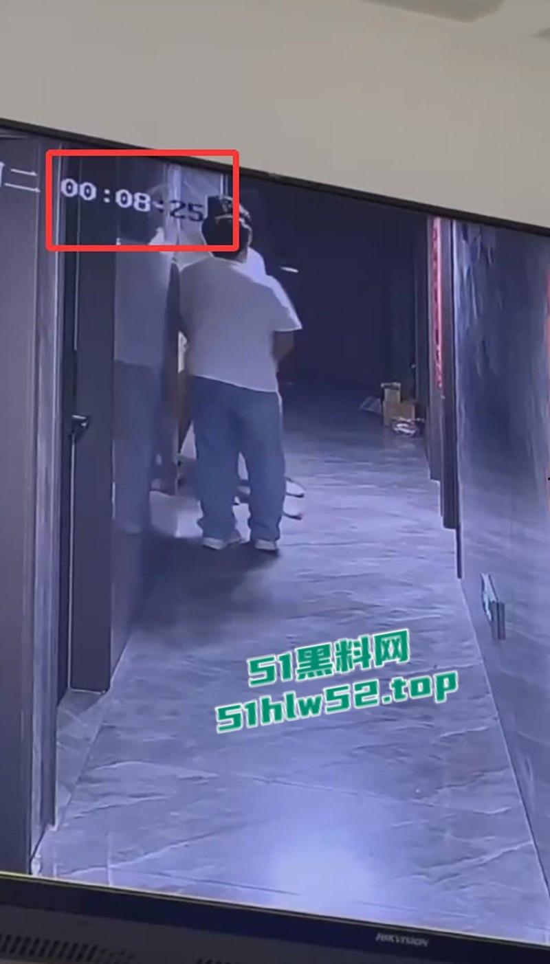 监控下的一幕,美女520当晚酒醉被两名男子捡尸,强行拖入酒店房间 轮奸2小时,酒醒后才被救出逃离!-1