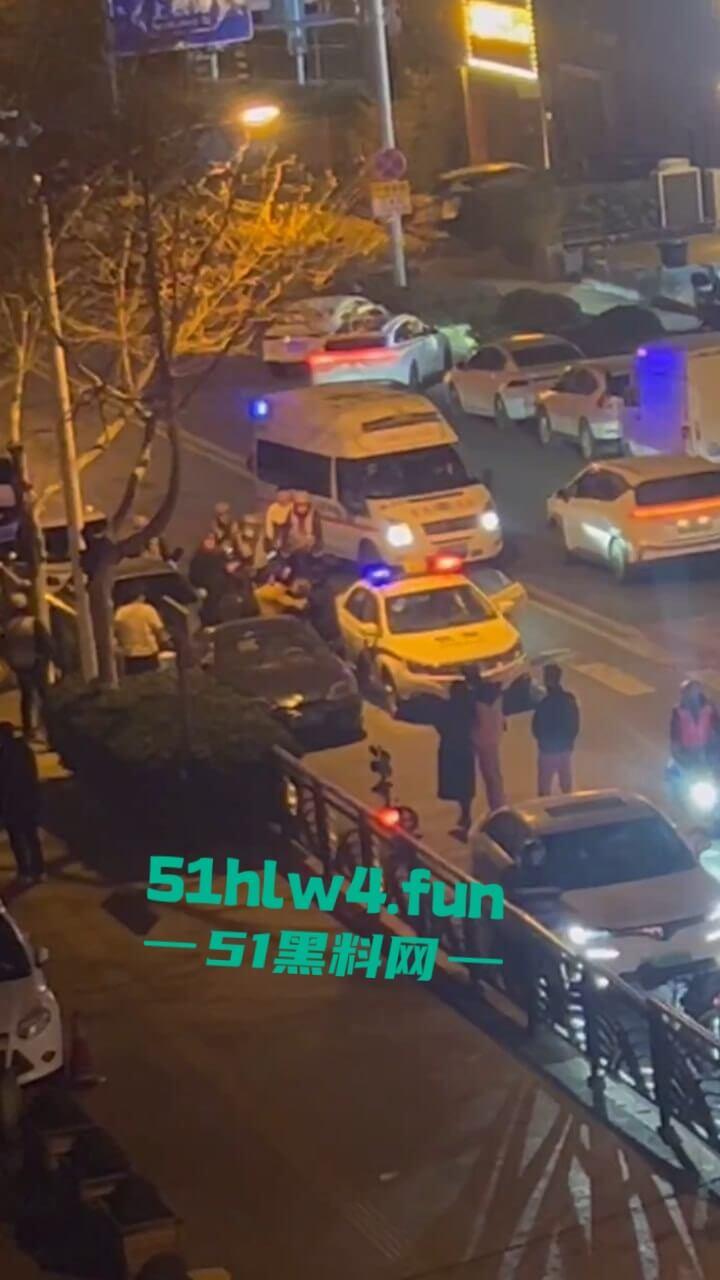 青岛小仙女挑衅男子嚣张辱骂还动手打人,结果被大哥一拳当场直接带走,看着都解气。-8