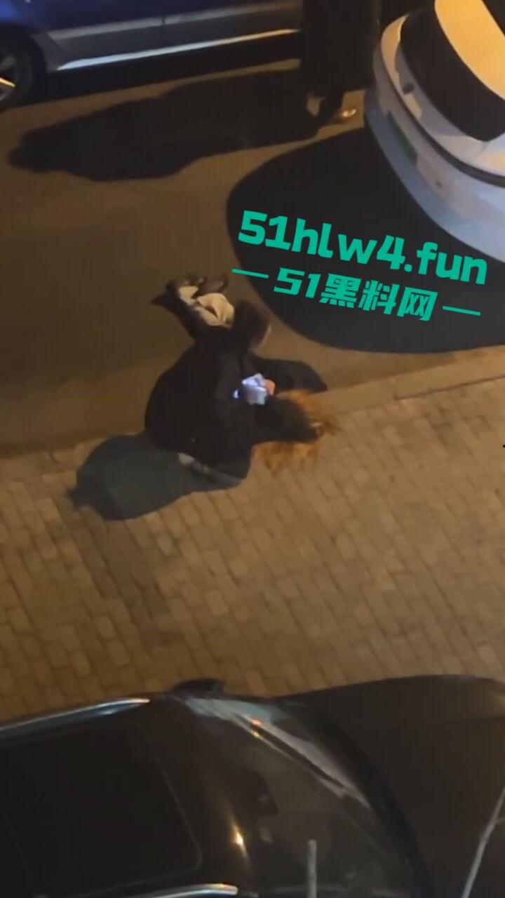 青岛小仙女挑衅男子嚣张辱骂还动手打人,结果被大哥一拳当场直接带走,看着都解气。-9