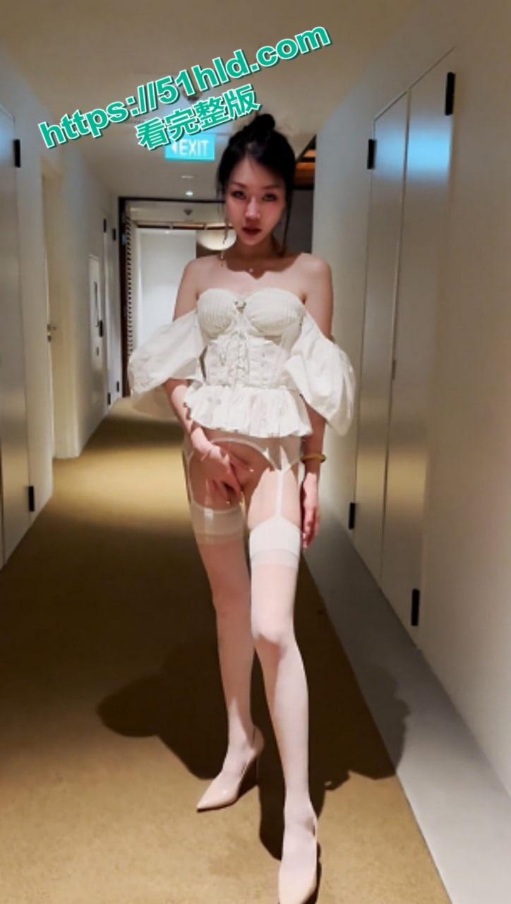 推特超美留学生【彤彤乖】最新定制私拍KTV全裸露出自慰互动,火辣高挑身姿诱惑十足!-2