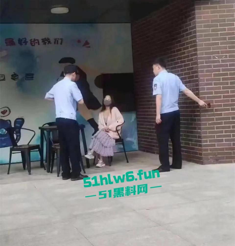 天津T0小仙女,在食堂听男生说猫拉屎很臭,竟然将烤鸭饭直接扣到男生头上。-3