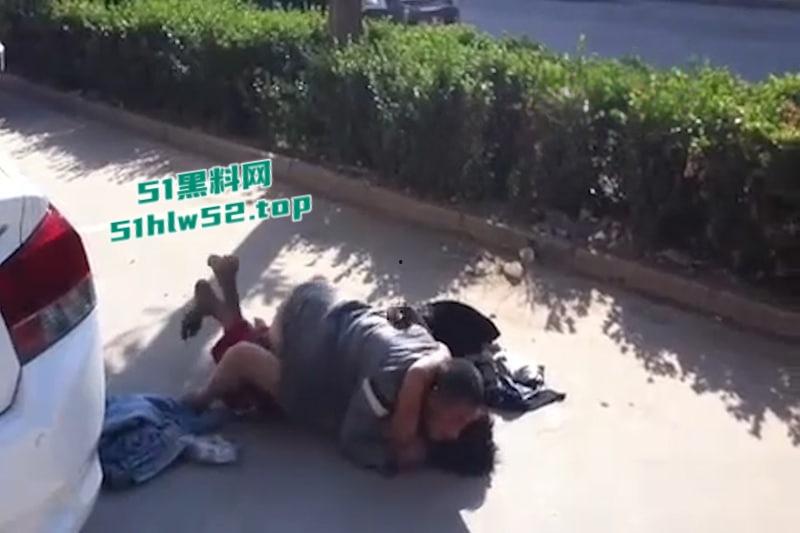 大爷大妈马路边激情做爱现场,围观群众怼脸拍摄,吓的大爷连忙起身提裤子,大妈全裸状态还一脸懵逼!-3