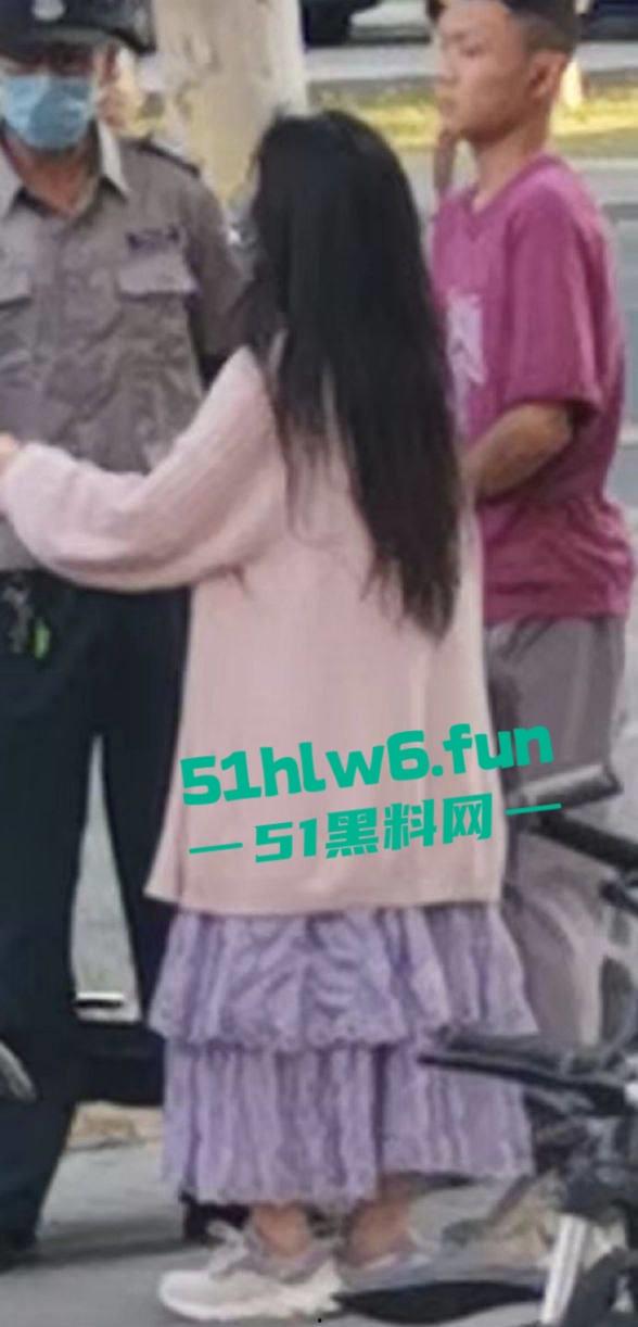 天津T0小仙女,在食堂听男生说猫拉屎很臭,竟然将烤鸭饭直接扣到男生头上。-5