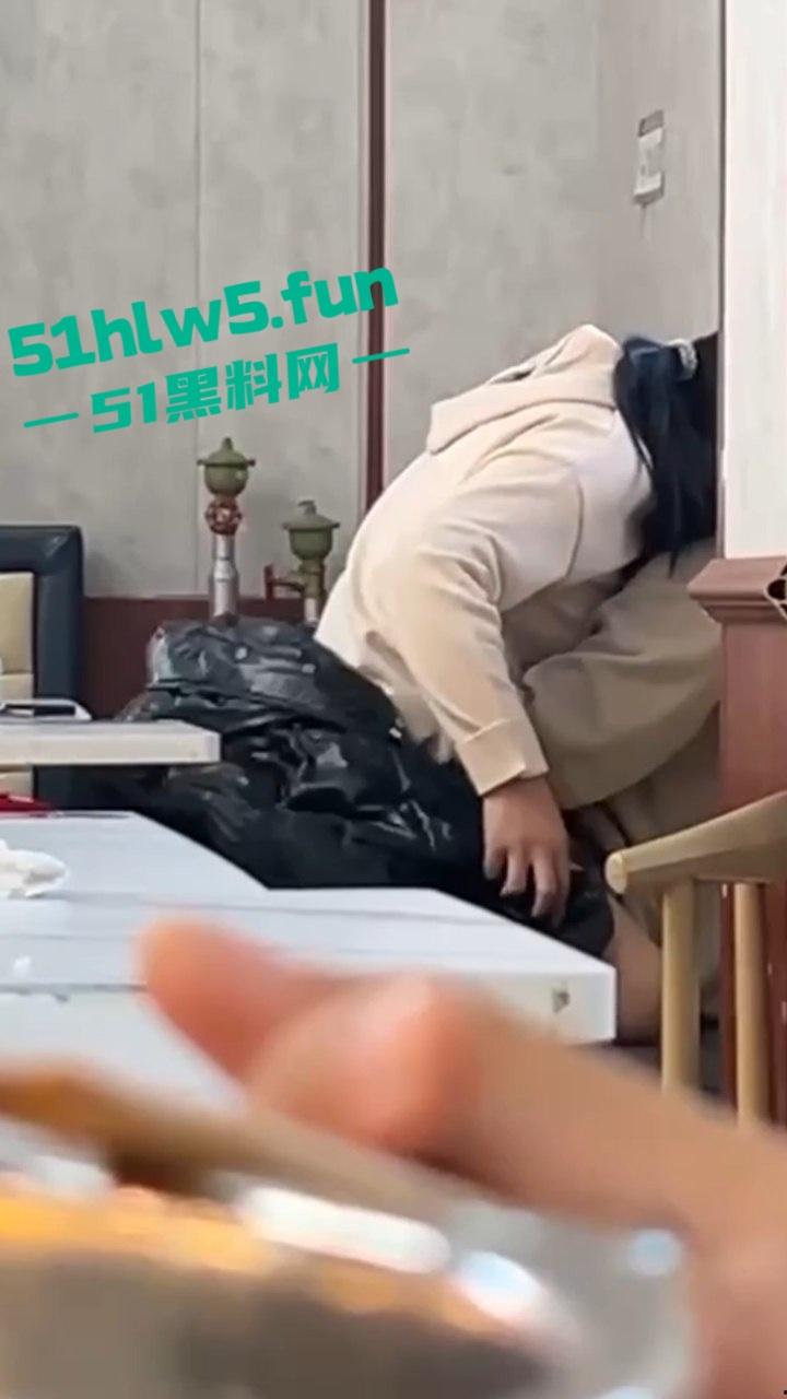 江苏师范大学,在食堂角落一对男女公然摸奶搓逼做爱啪啪,想不到还是被人录下来曝光。-3