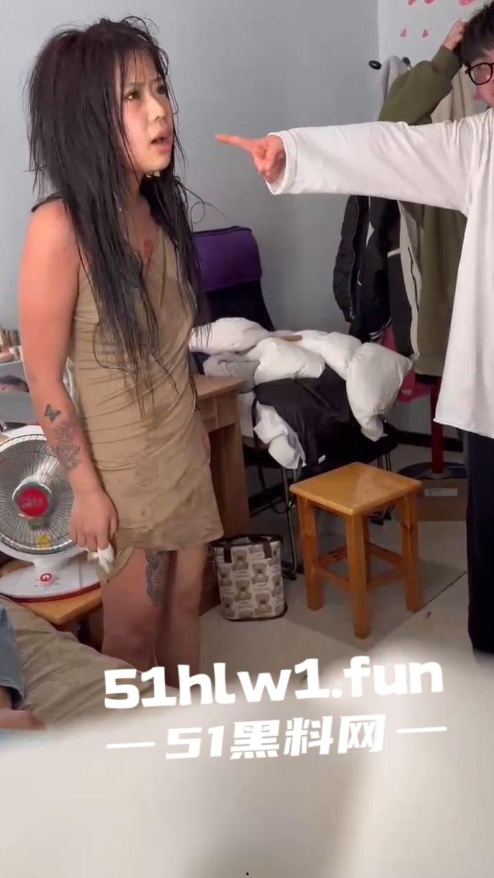 精神小妹霸凌现场,因造谣别人背后诋毁,被人当场抓住殴打,出来会都是要还的,自己也没想到对方真能来找她吧。-4