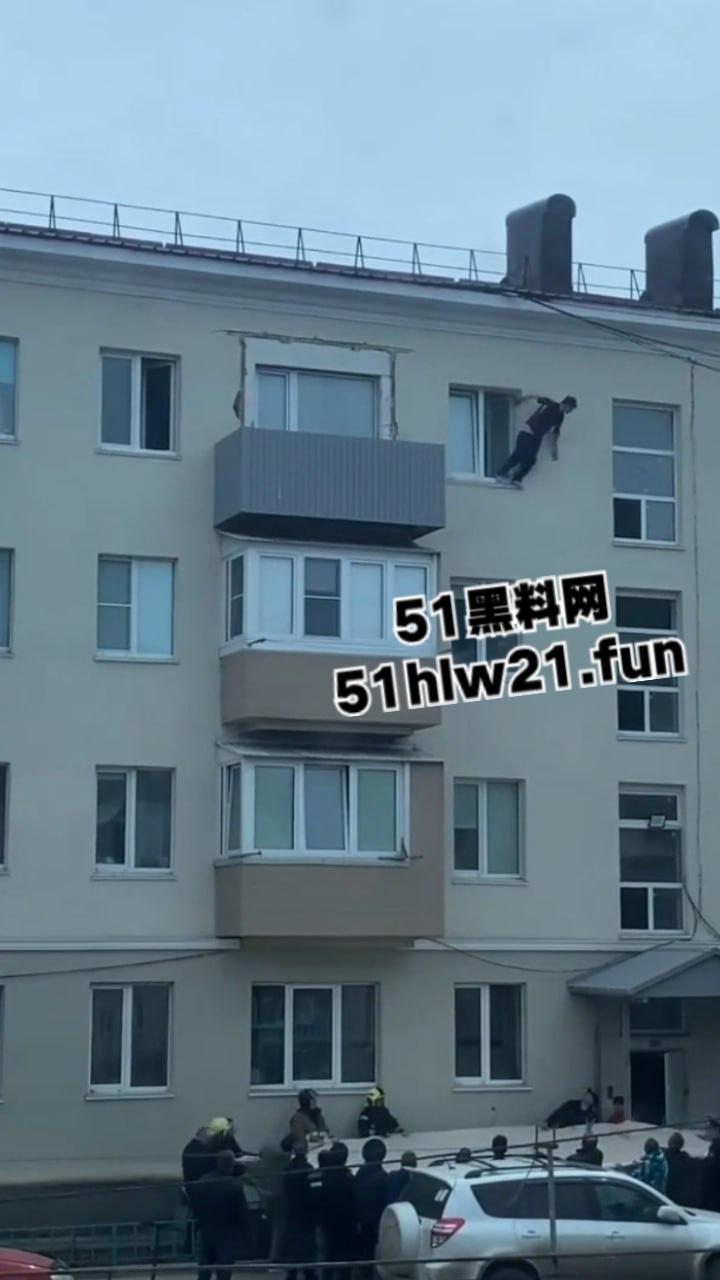 山东男子跳楼自杀,为了将自己摔死还特意选择了入户门的棚顶,这下摔的真Q弹啊。-2