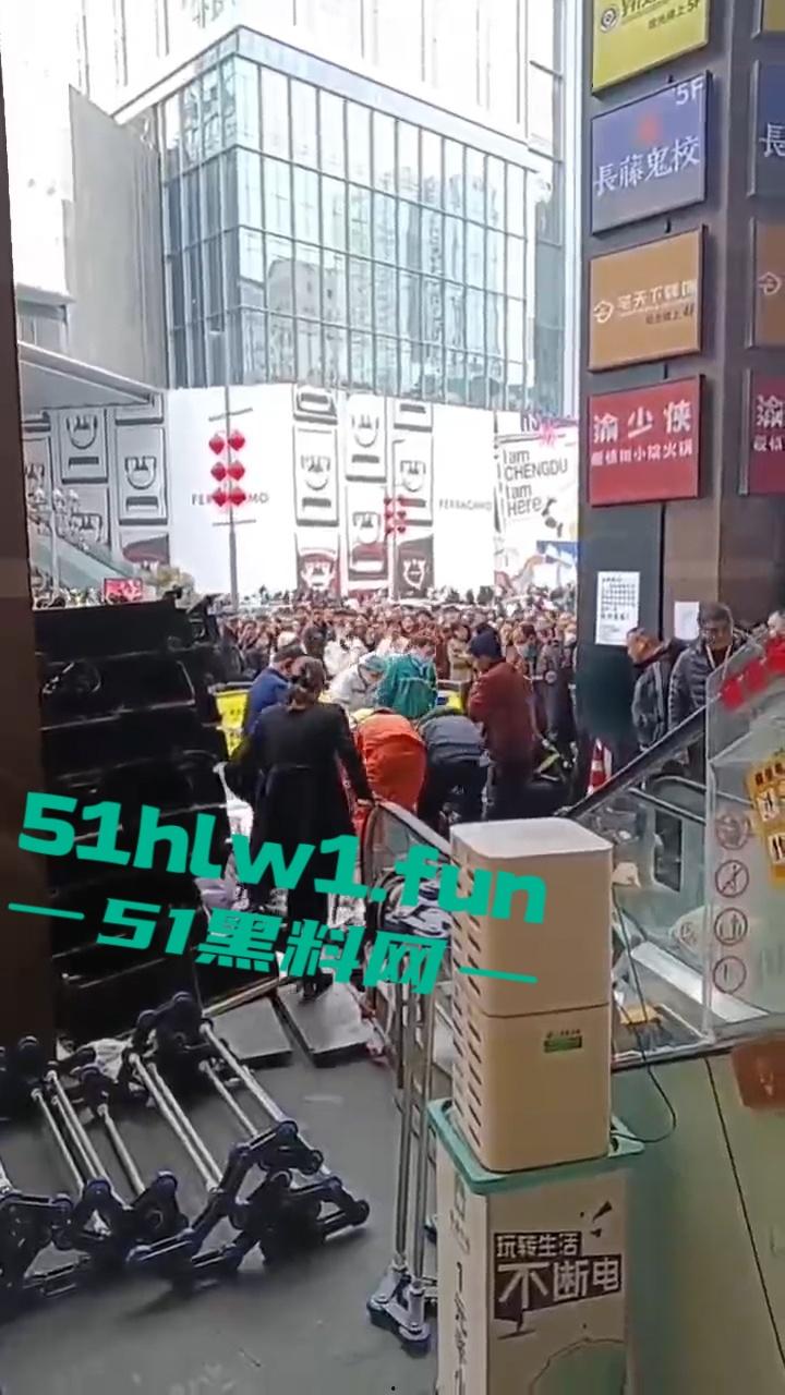 成都春熙路扶梯维修过程中出事故，可怕电梯要吃人现场事故视频流出。-6