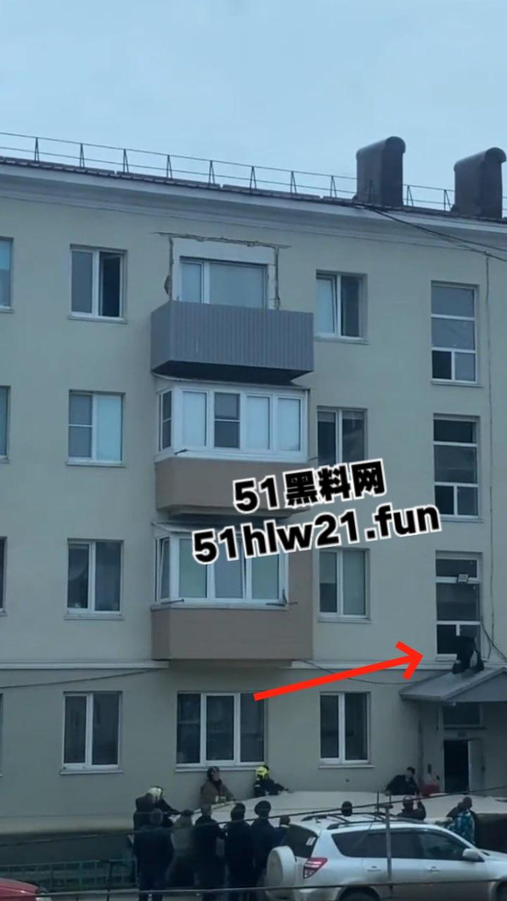 山东男子跳楼自杀,为了将自己摔死还特意选择了入户门的棚顶,这下摔的真Q弹啊。-6