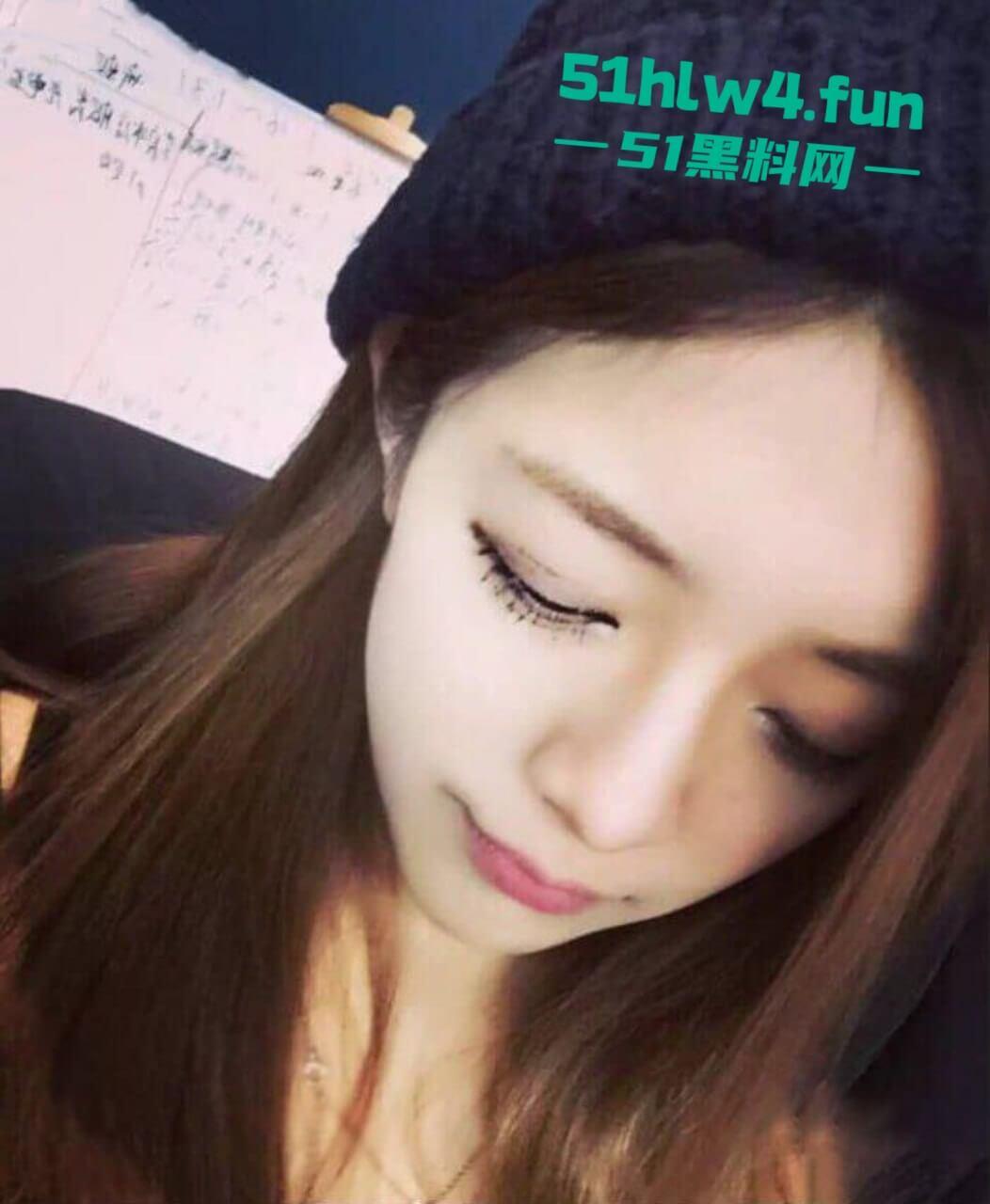 高颜值大眼母狗御姐颜值模特身材,私下却反差至极跪地舔脚伺候主人,再被无套抽插无毛嫩穴。-2