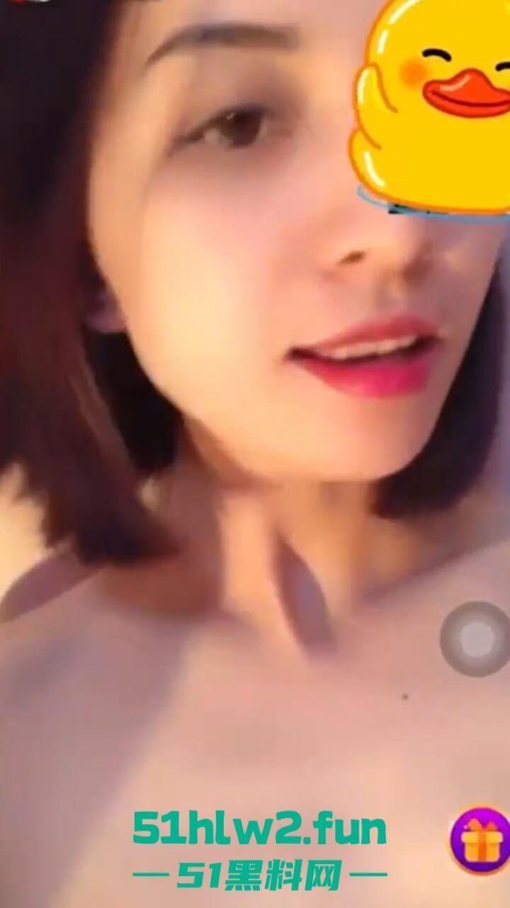 越南萌妹【Jobgg】用HoneyCam和男友玩裸聊自慰捏奶,被男友录屏放网上流出。-6