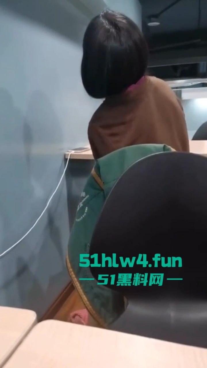 性瘾骚妹罗森便利店休息区自慰高潮,连环淫叫吓坏小处男,引发广大网友疯传。-2