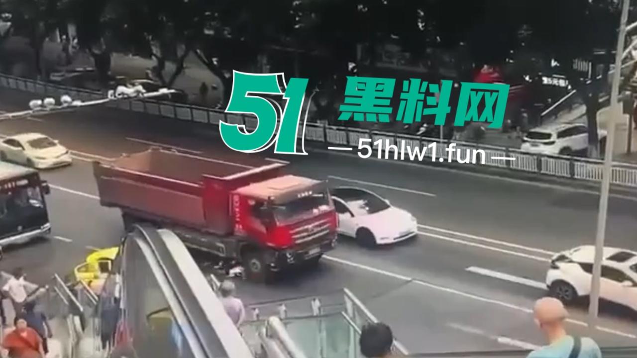 【血腥恐怖】重庆五里店灯饰广场万丰路口发生严重车祸,男子骑电瓶车行驶在货车前方盲区被当场碾压爆头。-1