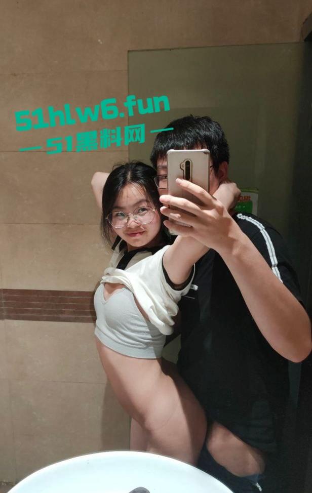 西南政法大学外语学院骚逼【傅祖梅】身材超性感骚母狗,穿黑丝被男友调教,写上淫语激情爆操。-7