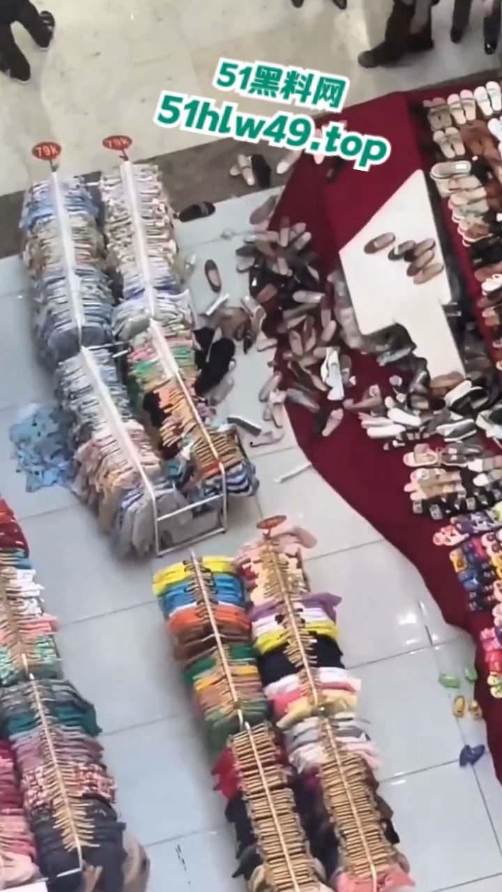 广东佛山万达广场,男子跳楼自杀监控画面流出,疑似感情受挫婚后竟被渣女带走全部财产想不开。-1