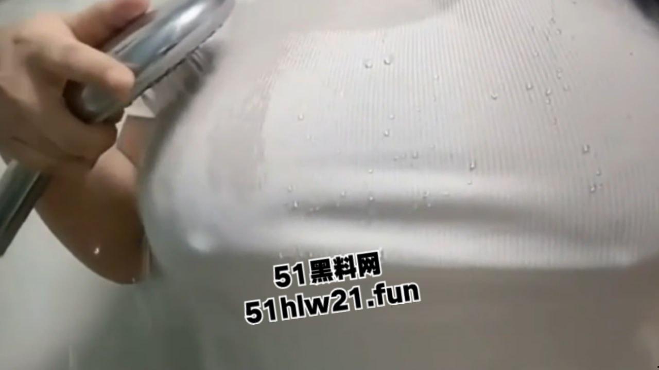 湖北抖音网红【丫丫有肉】身材超傲人的骚母狗,直播时各种走光露点,看着这骚逼是故意的啊。-2