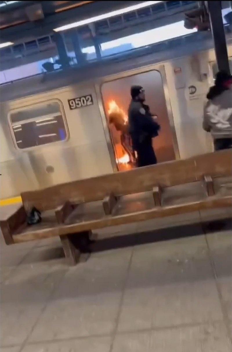 美国纽约地铁上一女子活活被烧死视频流出 嫌疑人冷血在旁观看 现场画面堪比好莱坞大片 视觉效果绝对震撼你的眼球-2