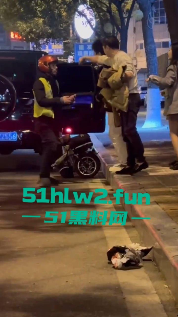 福建莆田精神小伙当街暴打代驾,只因女友露腿男子怀疑代驾司机看了女友腿,愤怒暴起殴打代驾司机。-3