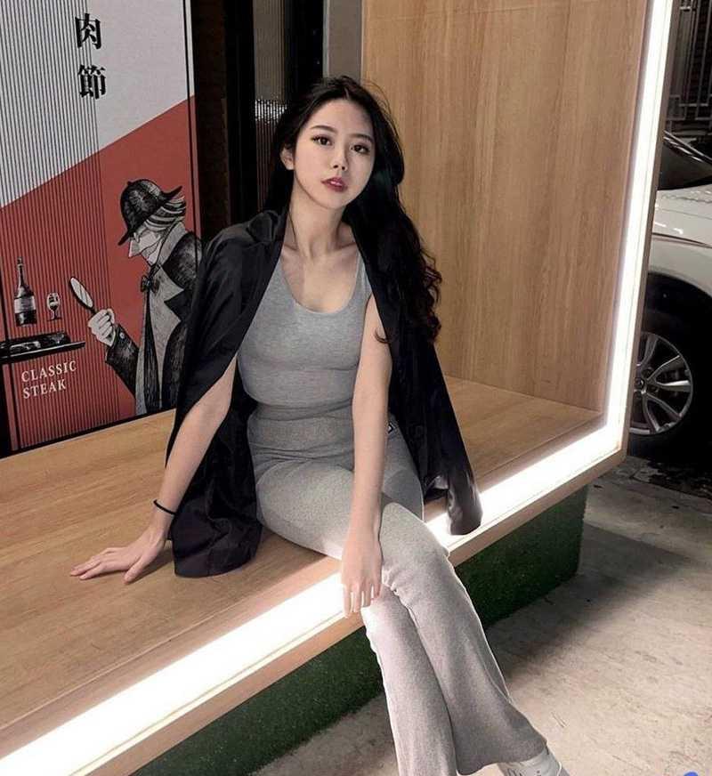 河北信工职业学院【李露】劈腿 前男友将其不雅视频曝光 高颜值 大长腿 翘着肥臀在厕所被疯狂后入-1