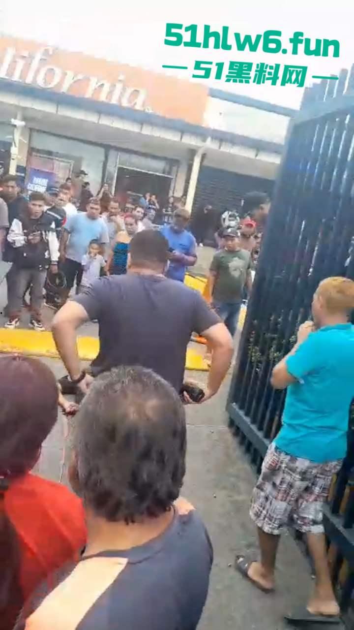 厄瓜多尔突发杀人事件，男子在街边接打电话被枪手近距离开枪射杀，疑似打击报复身中数枪当场死亡 。-4