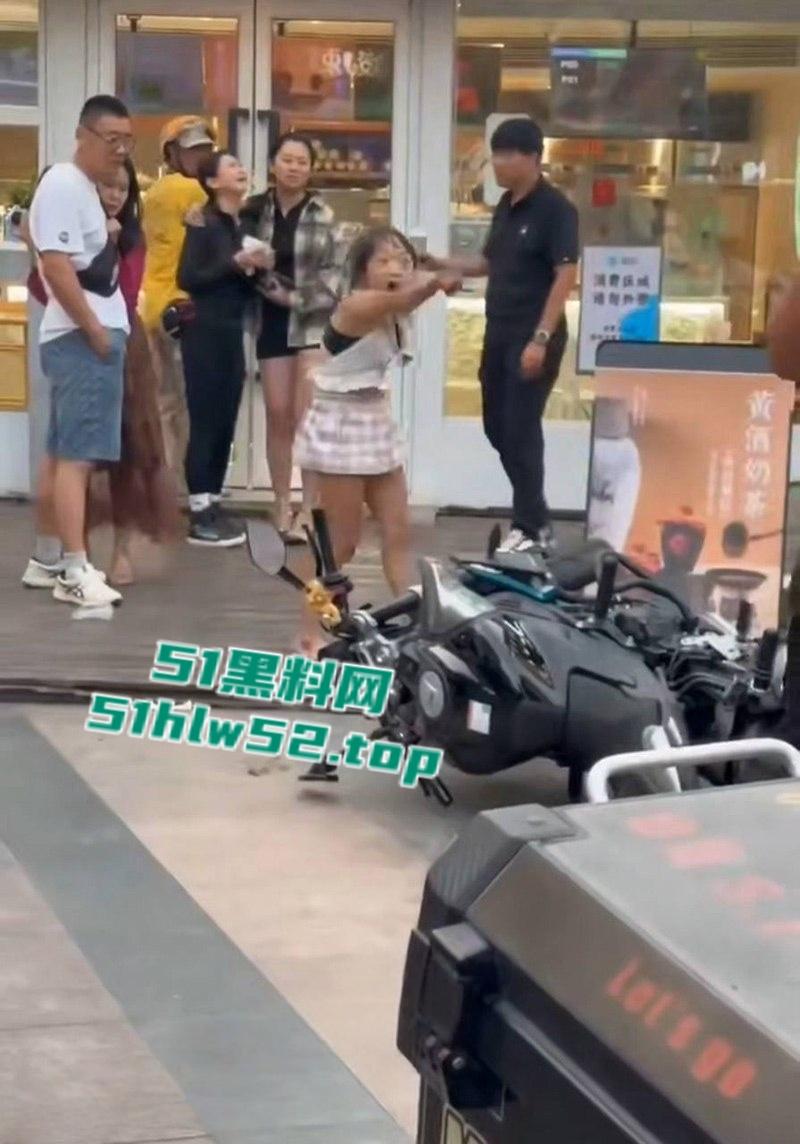 淄博王府井JK铁锤妹妹,怒砸摩托酸辣粉塞排气管还骂街,制服后丁字内裤完全展露,暴走萝莉火爆全网!-2