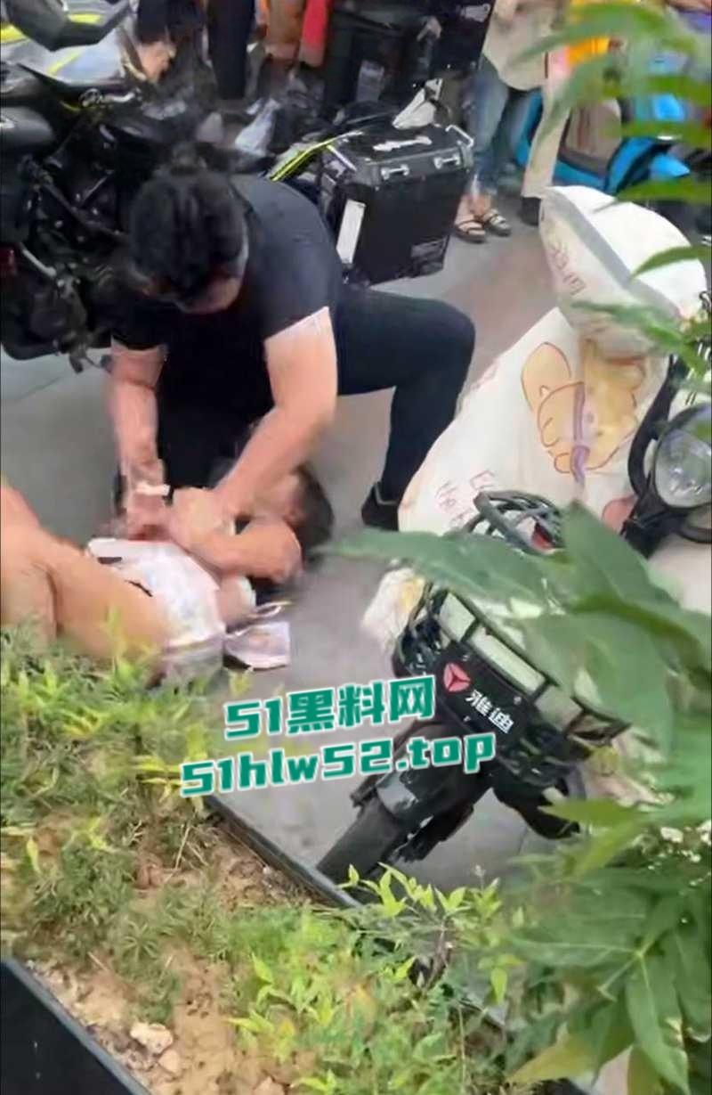 淄博王府井JK铁锤妹妹,怒砸摩托酸辣粉塞排气管还骂街,制服后丁字内裤完全展露,暴走萝莉火爆全网!-5