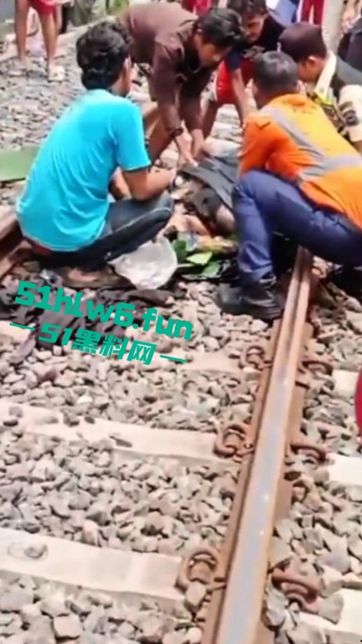 印度三哥作死现场,打横市男子一边玩游戏一边过火车道,结果遭遇货车碾压拖行100多米当场死亡。-6
