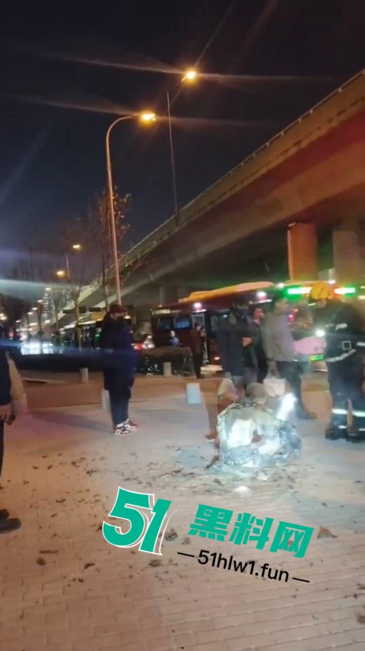 青岛海尔路上演火焰奇葩秀，自焚哥一身火光冲天 想变凤凰结果成了烧鸡？-3