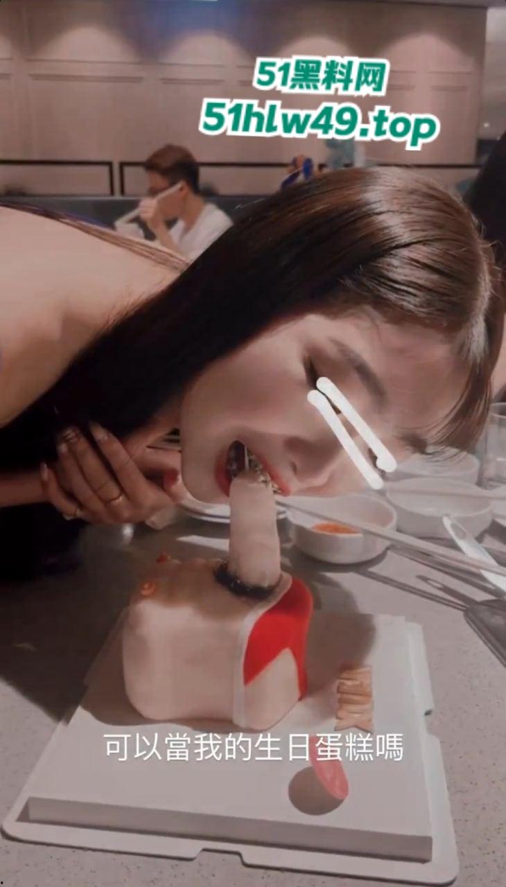 抖音知名性感母狗【滨海徐记面馆老板娘】粉鲍肥臀身材一流,晚上喜欢会讨好榜一大哥的鸡巴。-7