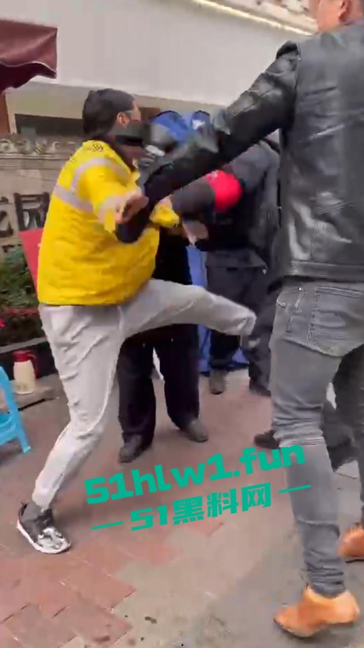 上海花园小区,保安和外卖员互殴。老头为难外卖员,对其进行辱骂侮辱,被外卖小哥抡头盔爆揍!-3
