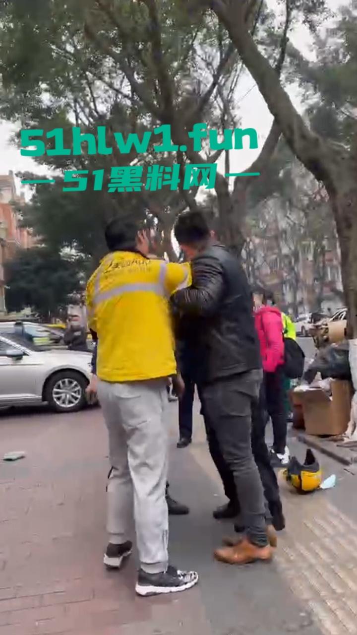 上海花园小区,保安和外卖员互殴。老头为难外卖员,对其进行辱骂侮辱,被外卖小哥抡头盔爆揍!-6