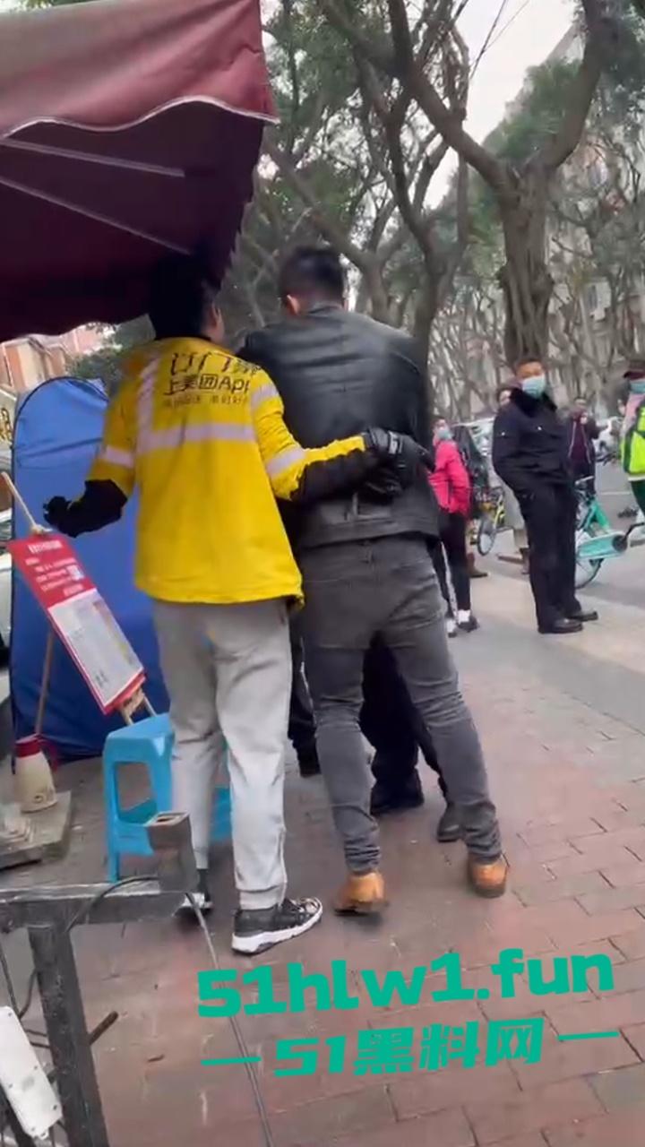 上海花园小区,保安和外卖员互殴。老头为难外卖员,对其进行辱骂侮辱,被外卖小哥抡头盔爆揍!-7