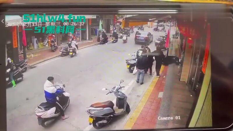 广东汕尾狗男女偷情被发现,原配开车撞男小三,下死手暴力殴打人差点没了!-9