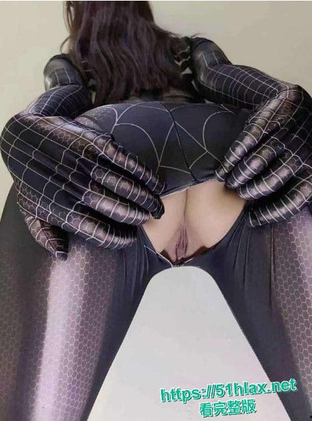 马来西亚DJ网红蓝星蕾聚会醉酒被同学下药迷奸全过程曝光 反差婊子被扒穴骚样私照流出让人看硬-1