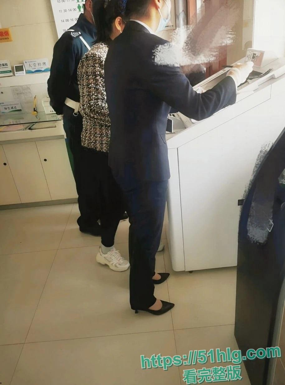 【江苏南京】银行理财经理【林怡睿】为拉客户 背着老公送逼上门 在酒店穿着性感情趣装 被金主各种爆操-3