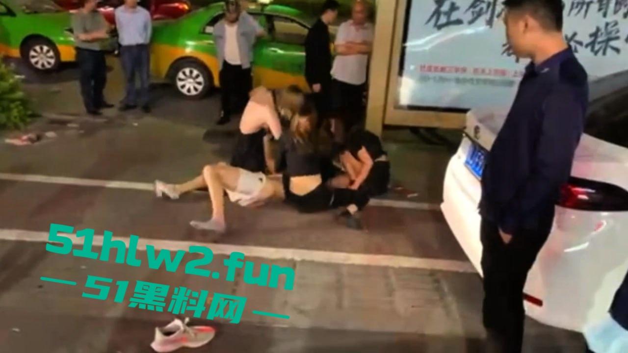 广东醉酒男子喝多,叫来三个妹子嫖娼,结果就操了一个,还是只插几下当场秒射,事后不给钱给妹子围殴!-6