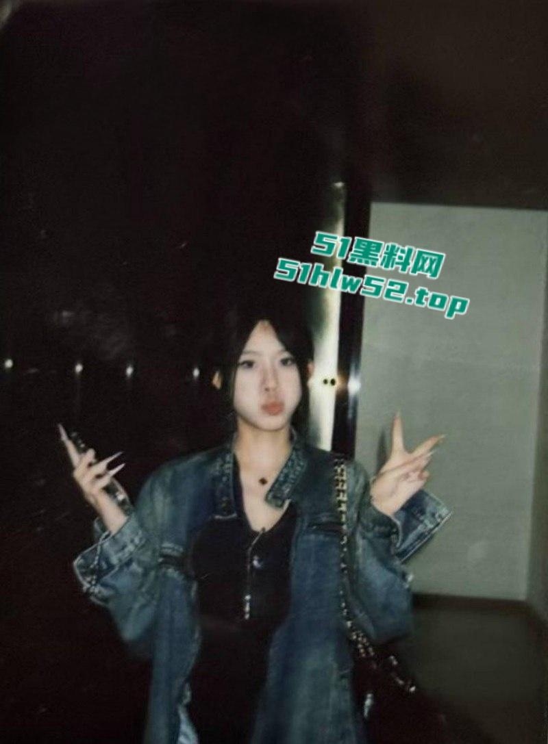 安徽六安皖西学院【邹芳婷】分手后无缝链接疯狂约炮,惨遭前男友报复曝光大量不雅私拍!-3