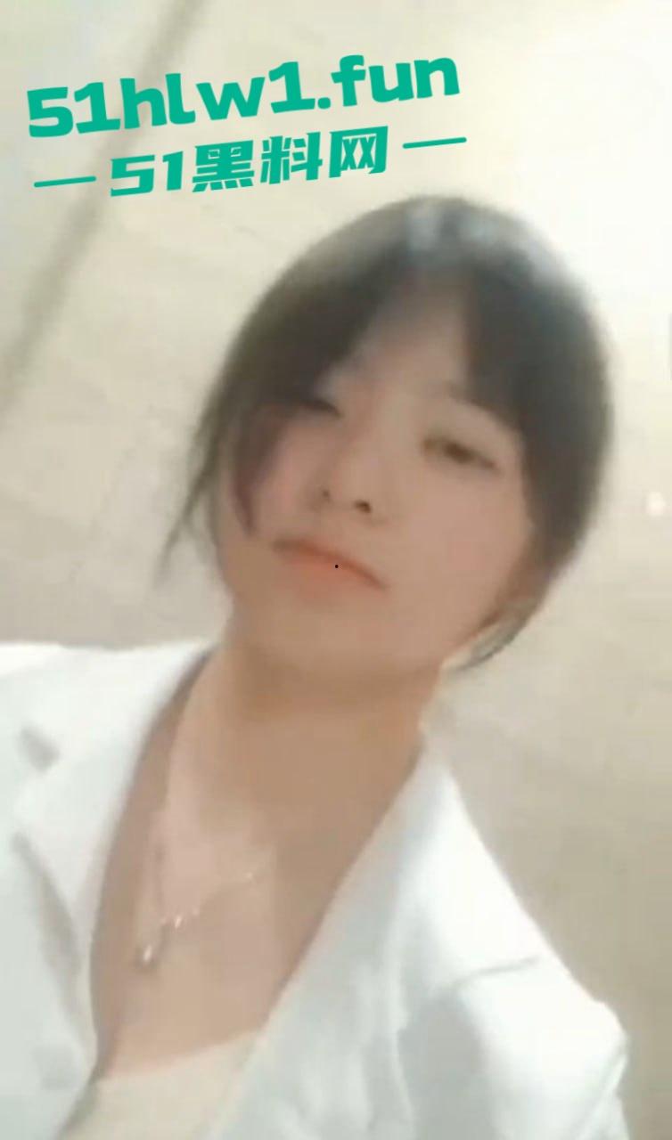 贵州财经商务英语大一妹子【常雪】私密视频流出,清纯外表反差巨大,这骚操作真没看出来!-4