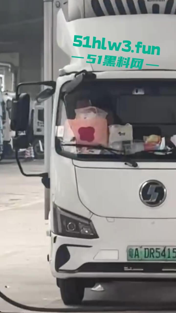 工地师傅叫鸡实录,塔吊大哥叫鸡高空做爱叫声响彻整个工地,又到货车上和司机车震玩的真刺激啊。-6