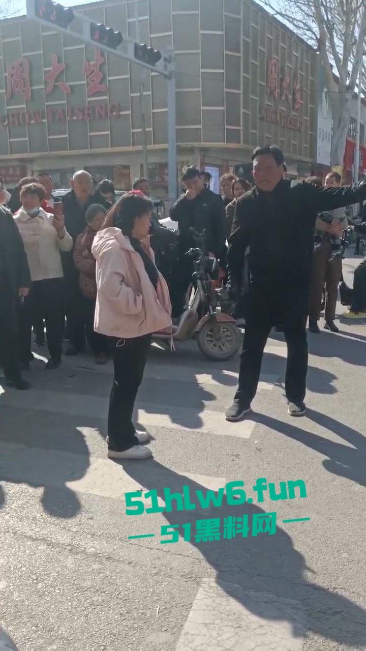 邯郸成安骚妇一年未吃荤聊骚出轨,多次偷吃死不悔改被老公当街破口大骂。-1