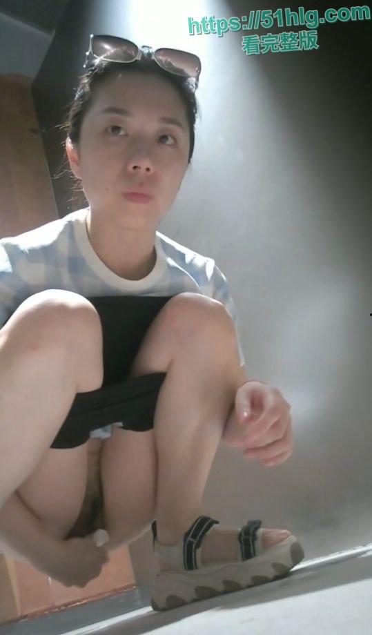 【广州】某商场厕所偷拍美女尿尿 个个都是顶尖美女 骚穴奶子也一览无余 终于知道穿连体衣的女人如何尿尿了-1