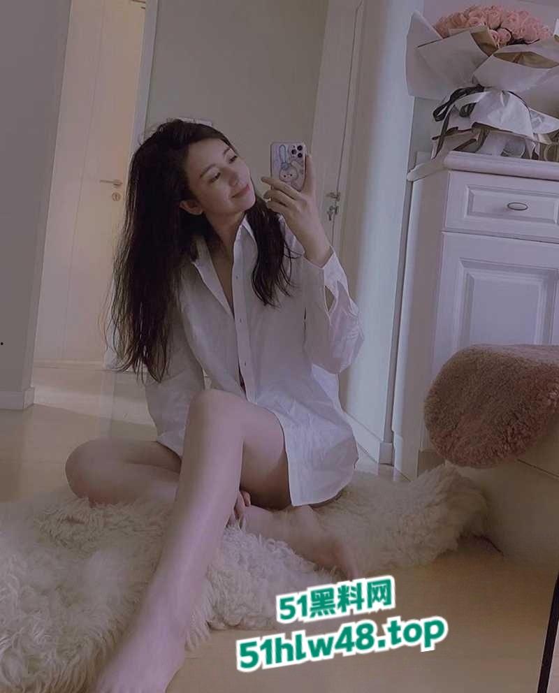 上海极品少妇【陈雪】40岁的骚货单身不婚,玩得比谁都浪很会保养经常3P约炮骚的没边。-8