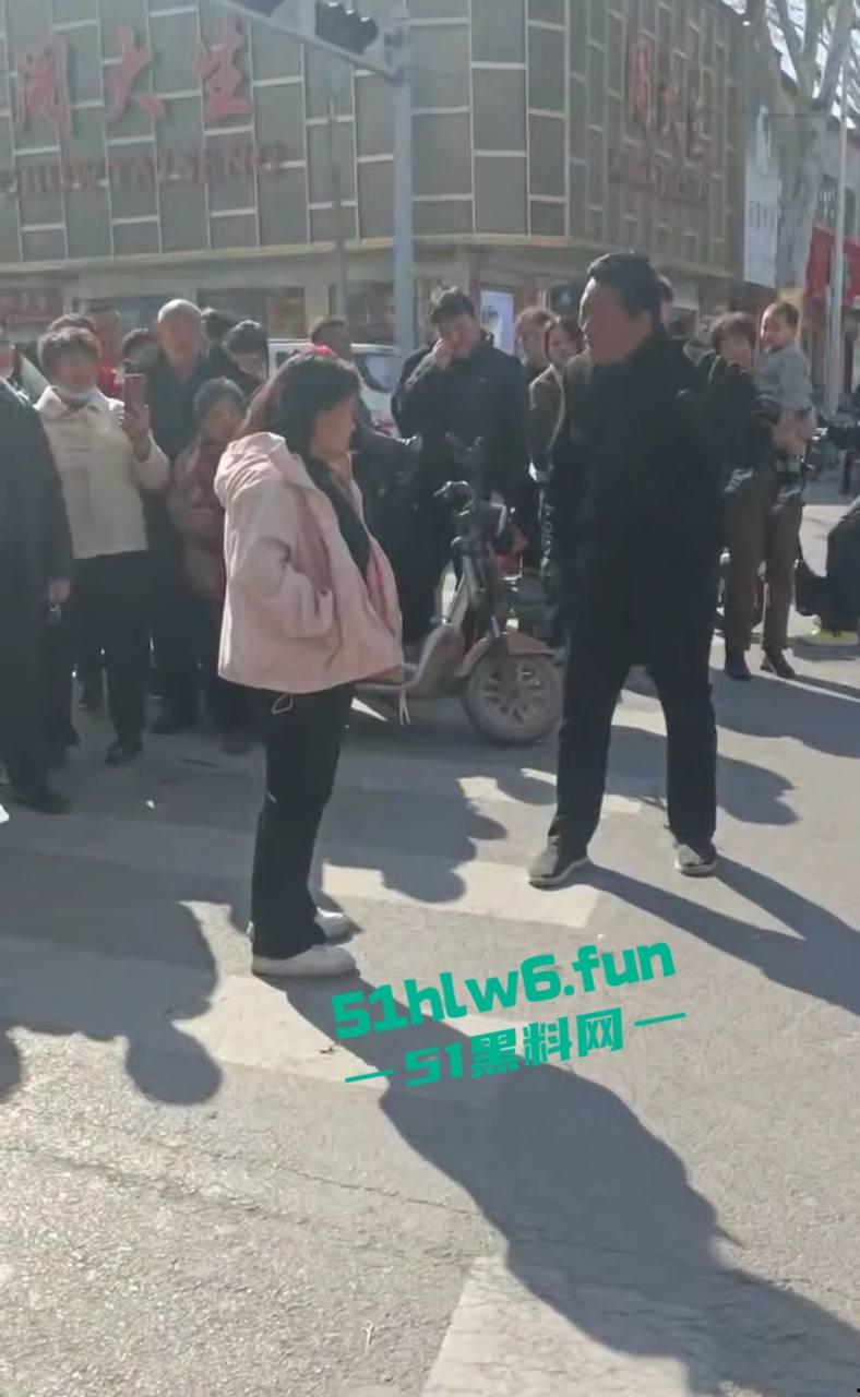 邯郸成安骚妇一年未吃荤聊骚出轨,多次偷吃死不悔改被老公当街破口大骂。-6