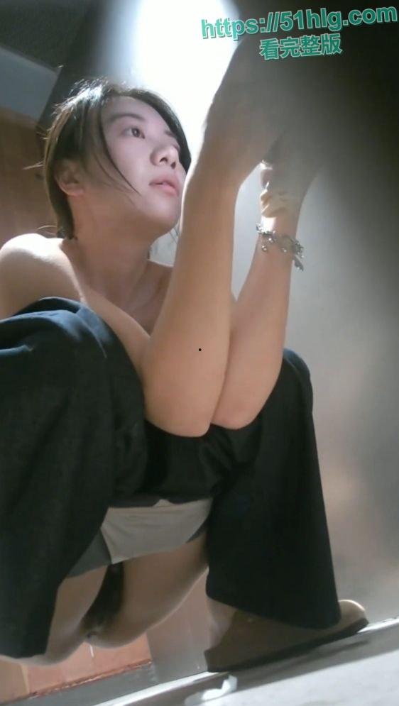 【广州】某商场厕所偷拍美女尿尿 个个都是顶尖美女 骚穴奶子也一览无余 终于知道穿连体衣的女人如何尿尿了-5