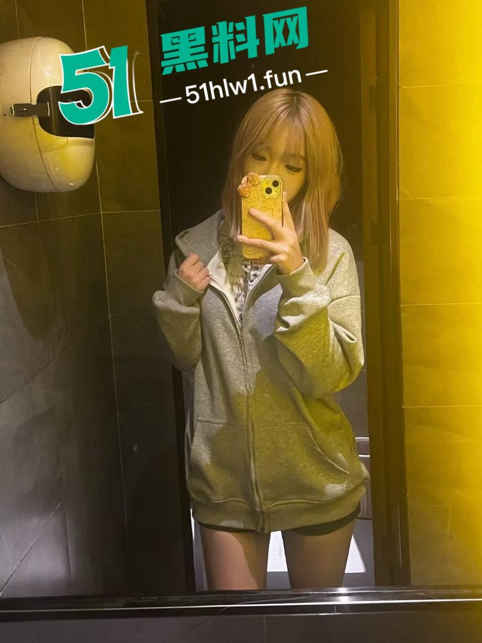 沈阳高颜值女大学生【刘欣语】大尺度视频合集,大量淫荡发骚视频惨遭金主曝光。-3