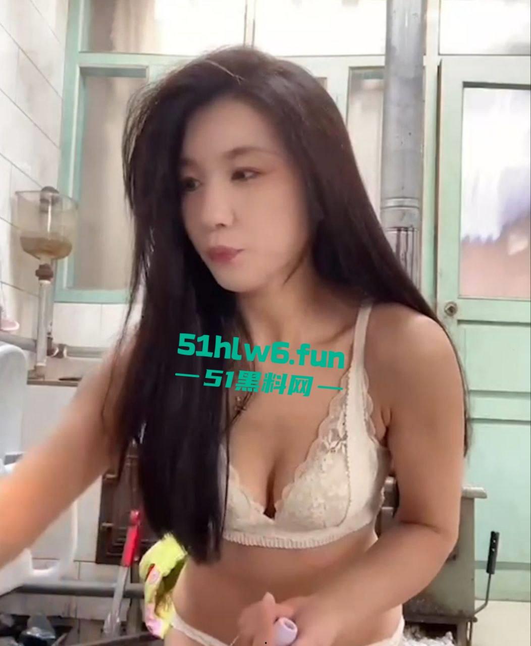 山东烟台莱州沙河,王木木烧烤店老板娘颜值超高的性感御姐,被土豪重金拿下裸聊自慰视频遭流出。-10