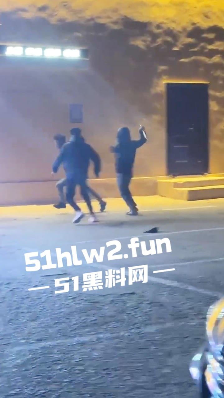 山东泰安街头斗殴一群混社会的网吧少年，在网吧门口堵学生因其女友被抢，叫人持械当街殴打。-2