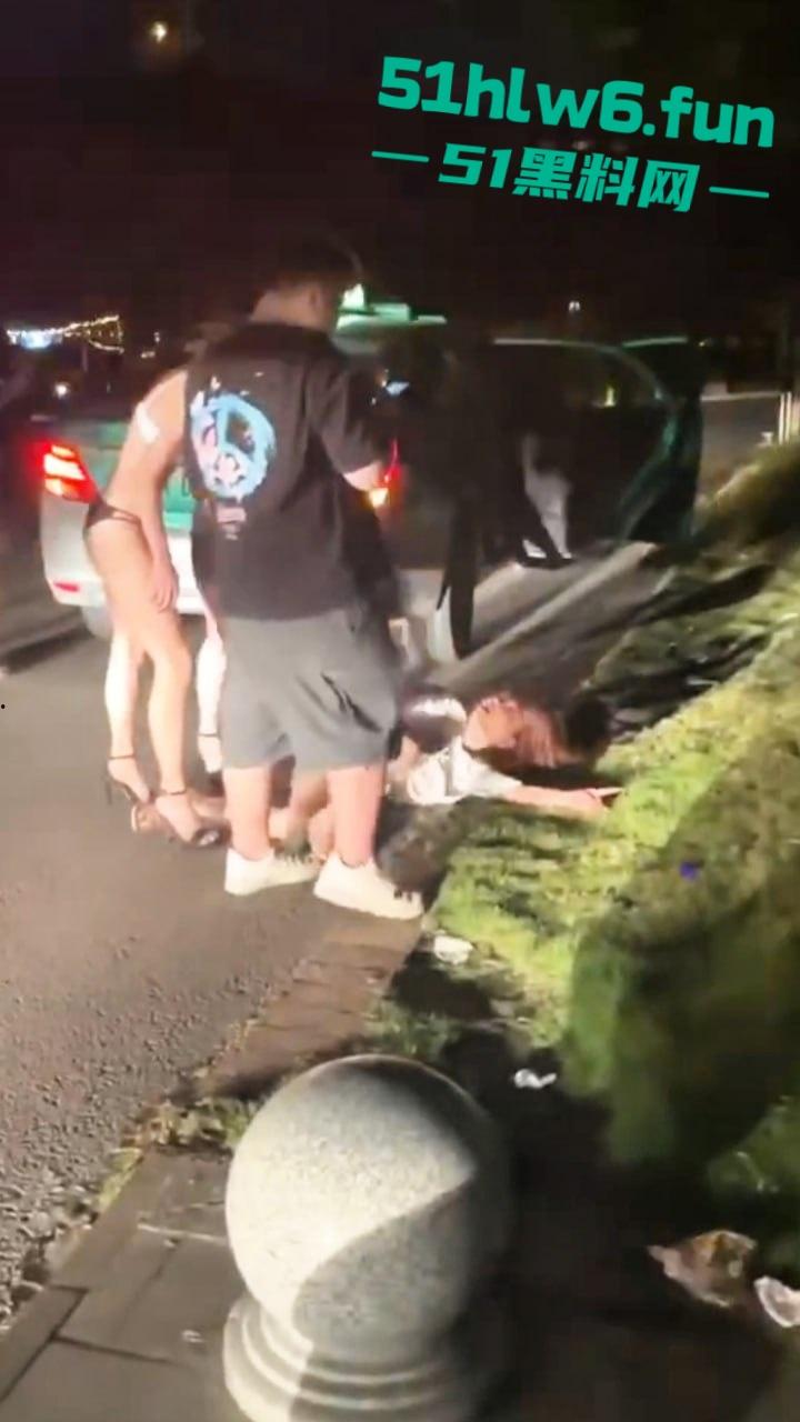 广州夜店女斗殴现场,俩长腿妹爆揍少妇只穿胸罩内裤看着可真养眼啊,这样的战斗可太爱看了。-3